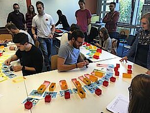 Studierende an prototypischen Montagearbeitsplätzen mit ergonomisch angeordneter Materialzufuhr